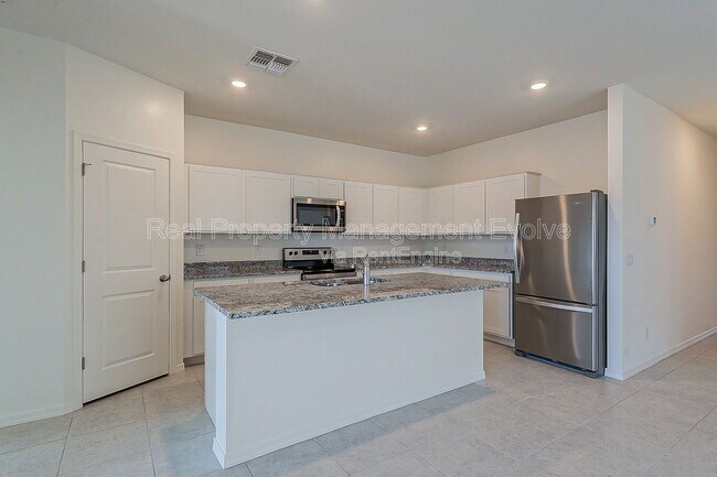 Building Photo - 6450 W Magdalena Ln