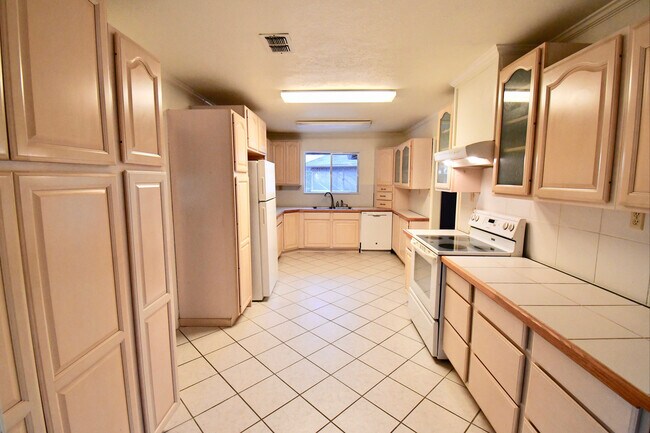Foto del edificio - Gorgeous 4 Bedroom 2 Bathroom Kempner Home!