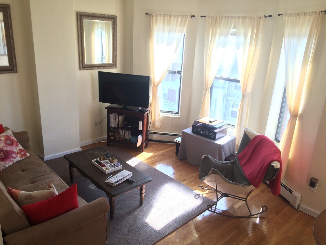Foto principal - 1115 Harrison Ave