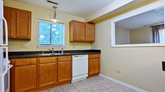 Building Photo - 2260 Abbeywood Dr