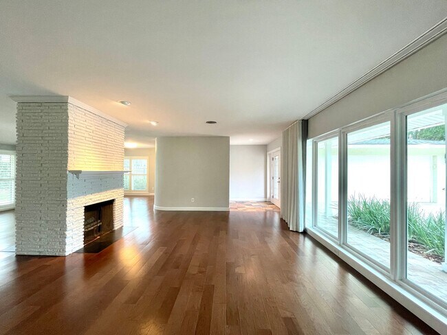 Building Photo - Immaculate, Move-in Ready 3/2 Home in Mait...
