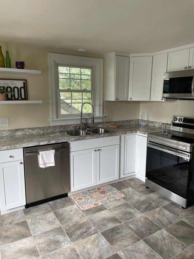 Beautiful kitchen with Stainless Steel Appliances - 2751 Horseshoe Pike