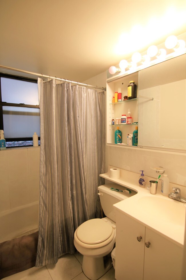 Building Photo - 305 W 92nd St
