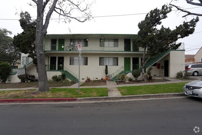 Building Photo - 4851 San Vicente Blvd