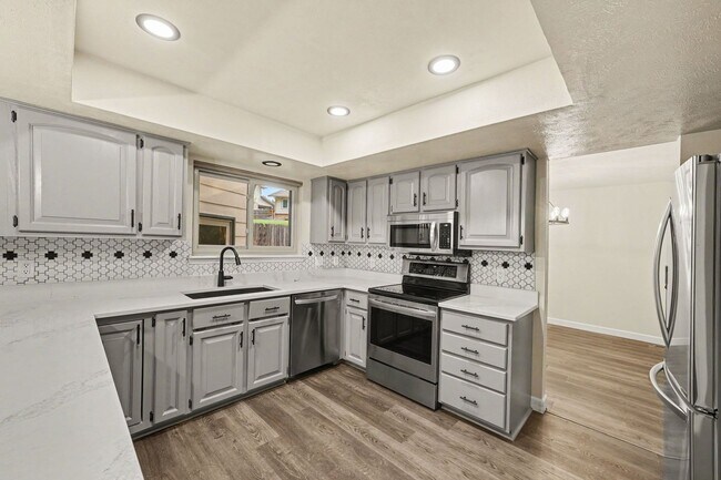 Foto del edificio - 7980 S Harrison Cir