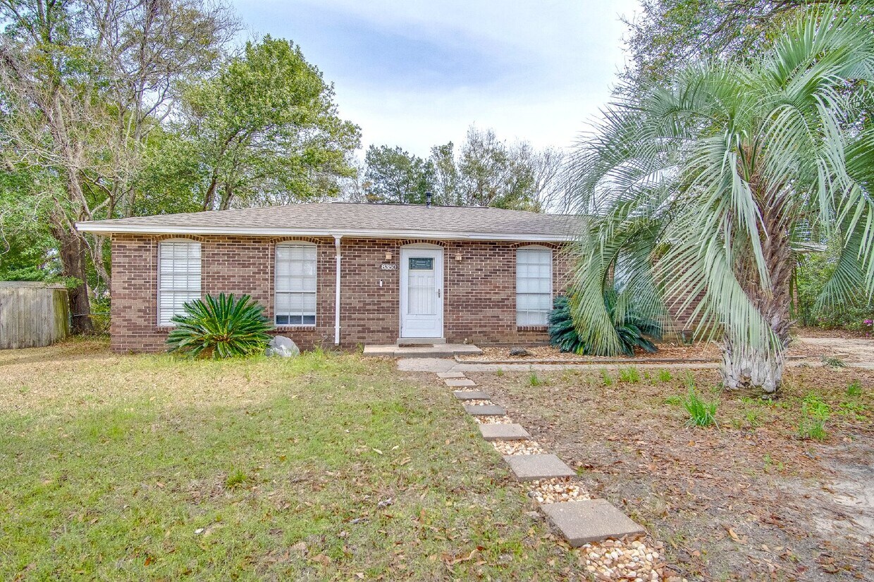 Primary Photo - Spacious 3/2 Brick ranch home with a nice ...