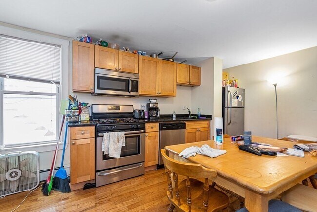 Foto del edificio - 9/1/26 Renovated 4BR/2BA in Mission Hill, w/d in unit