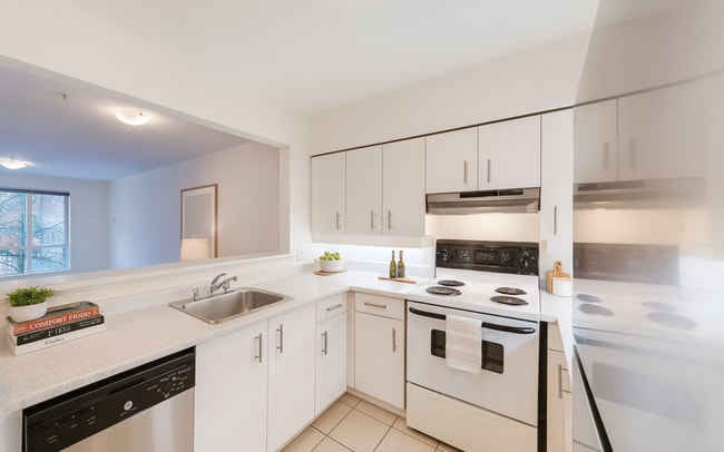Building Photo - 2 Bed 2 Bath | West Broadway & Alma