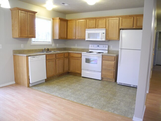 Building Photo - Single-Family Home in Merriam Woods