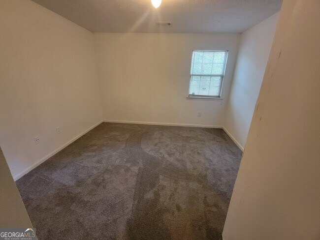 Building Photo - 5610 Emerald Glen