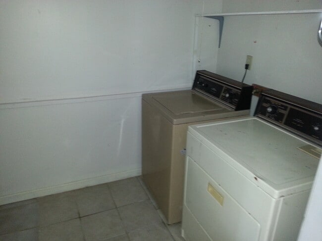 Building Photo - 1413