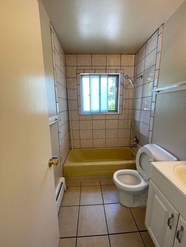 Building Photo - 2 Bed 1 Bath Apartment MOVE IN SPECIAL: $5...