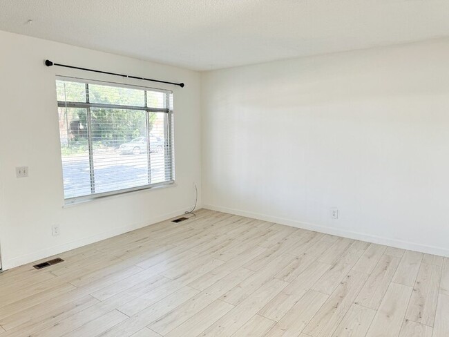Building Photo - 650 S Carr St