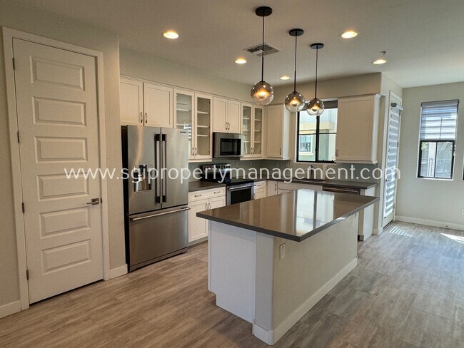 Building Photo - Luxurious Biltmore Townhome