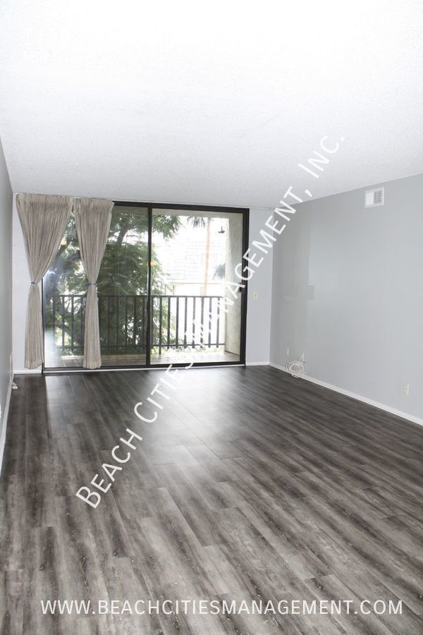 Building Photo - One Bedroom Condo with plenty of Community...