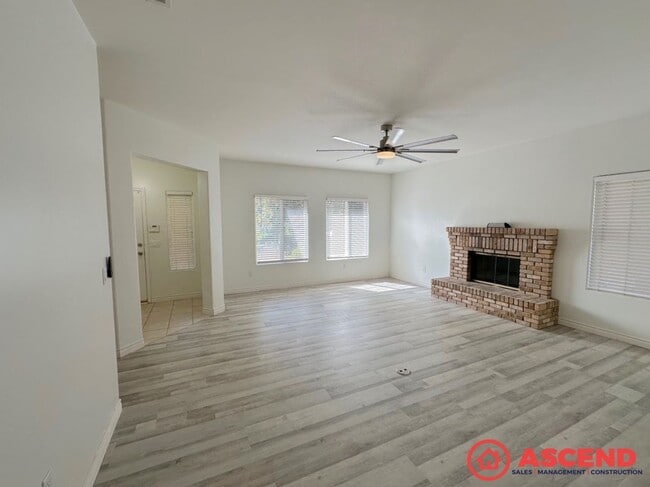 Building Photo - 4 Bedroom Home Next To CSUB!
