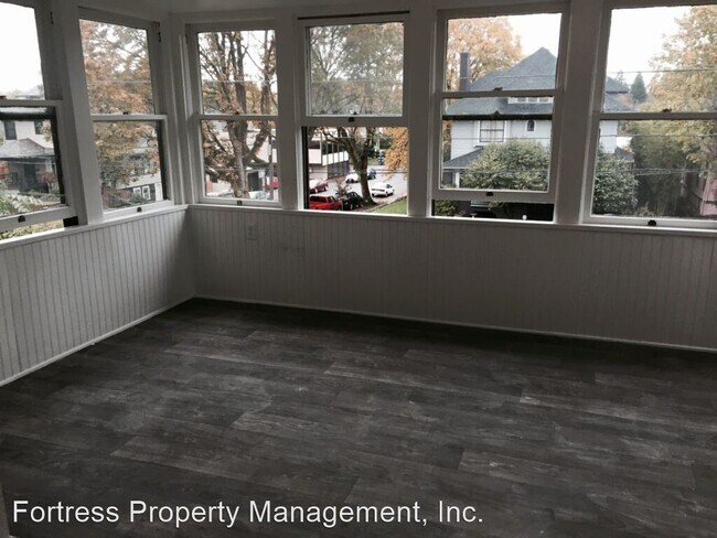 Building Photo - 2210 NE Weidler St
