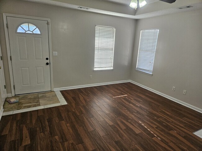 Foto del edificio - 809 Mason Tucker Dr