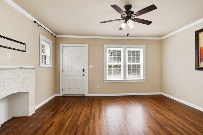 Foto del edificio - E 8th St Duplex