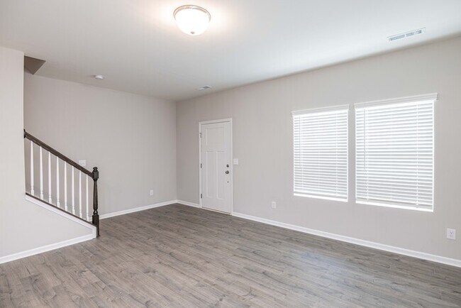 Foto del edificio - BEAUTIFUL 3BD/2.5BTH Townhome - MALLARD CREEK- ASK ABOUT OUR JANUARY MOVE IN SPECIAL