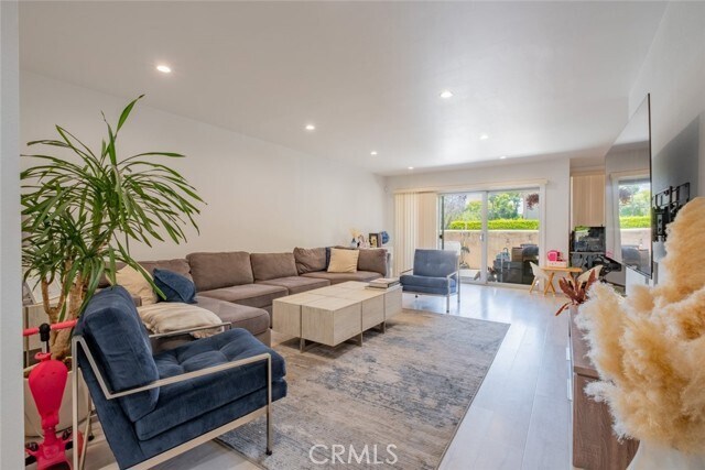 Foto del edificio - 4487 Colbath Ave
