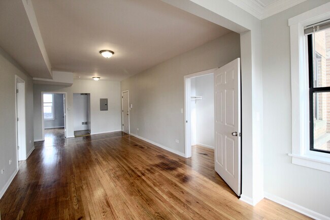 Building Photo - 4808 N Ridgeway Ave