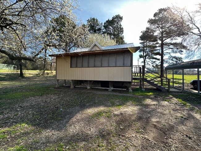 Building Photo - Newly Updated property