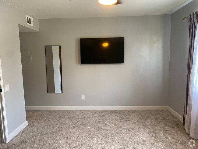Building Photo - 843 Woodside Ln E