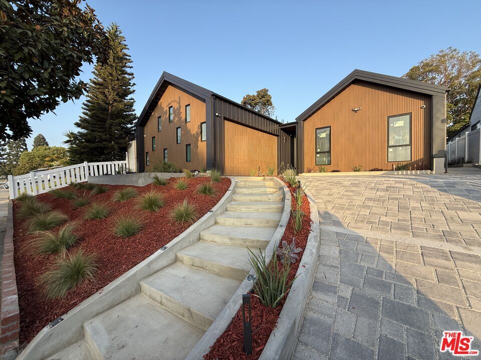 Foto principal - 8320 Loyola Blvd