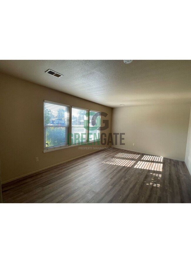 Building Photo - Charming 3 Bedroom 2 Bath Modesto home ava...