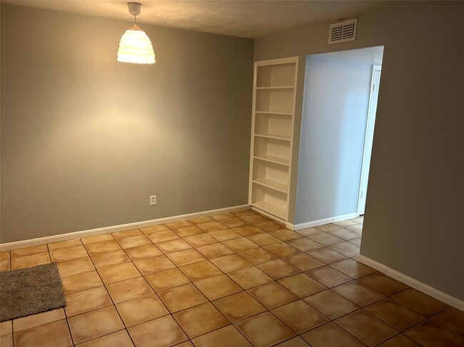 Building Photo - 1611 Mapleton Dr