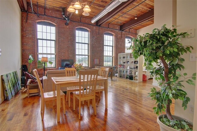 Building Photo - 589 Atwells Ave