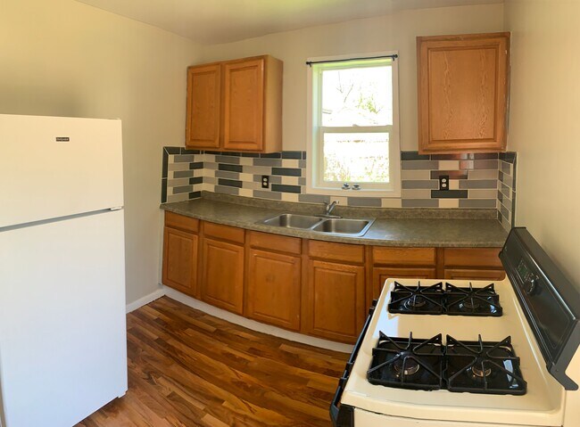 Building Photo - NE 2 bedroom home on quiet street at 17 Ma...