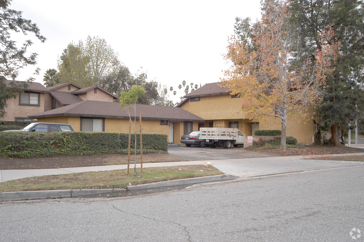 Building Photo - Plum Tree Apartments