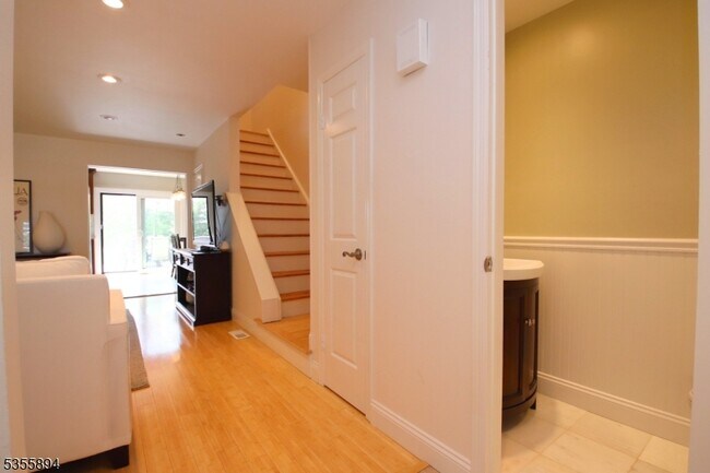 Building Photo - 829 Poplar Ct