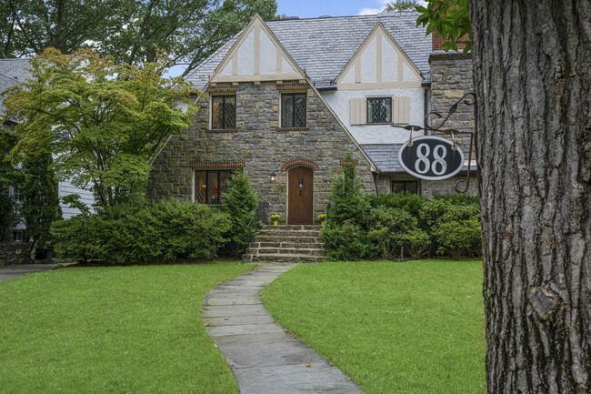Building Photo - 88 Woodlawn Ave