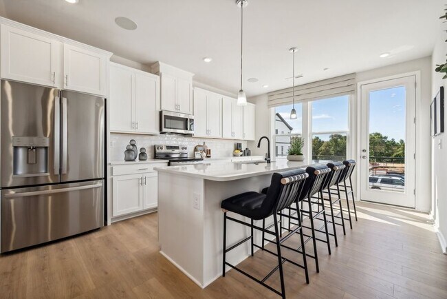 Building Photo - 547 Silver Star Blvd