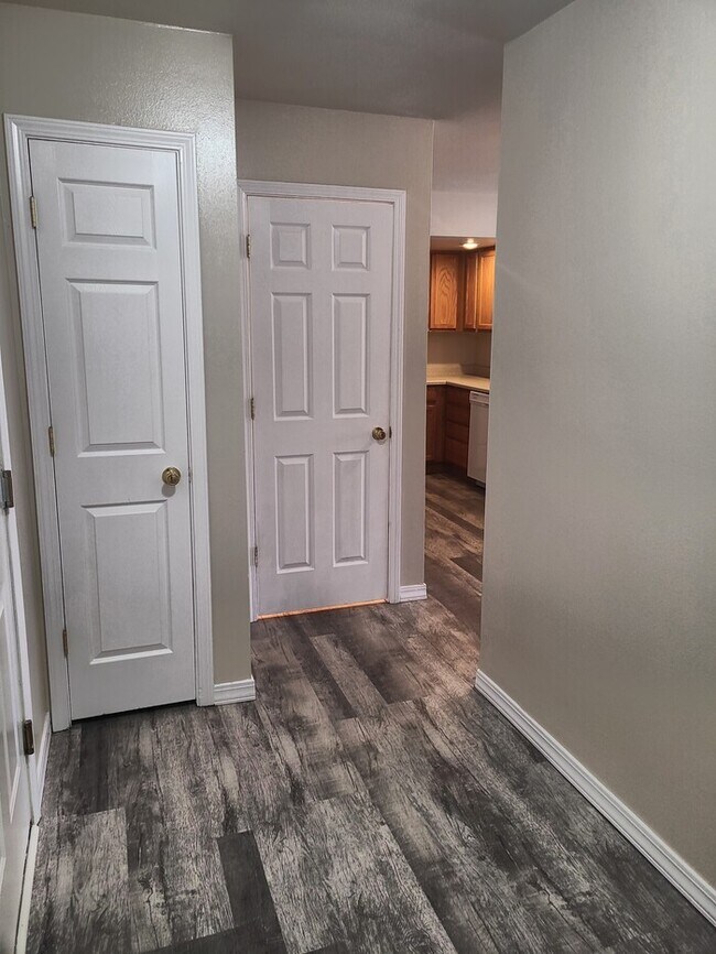Building Photo - Available Now! Call Rently at 888.883.1193...