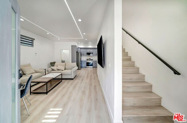 Foto del edificio - 5841 Vanalden Ave