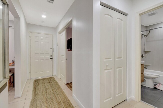 Building Photo - 5151 W Club Cir