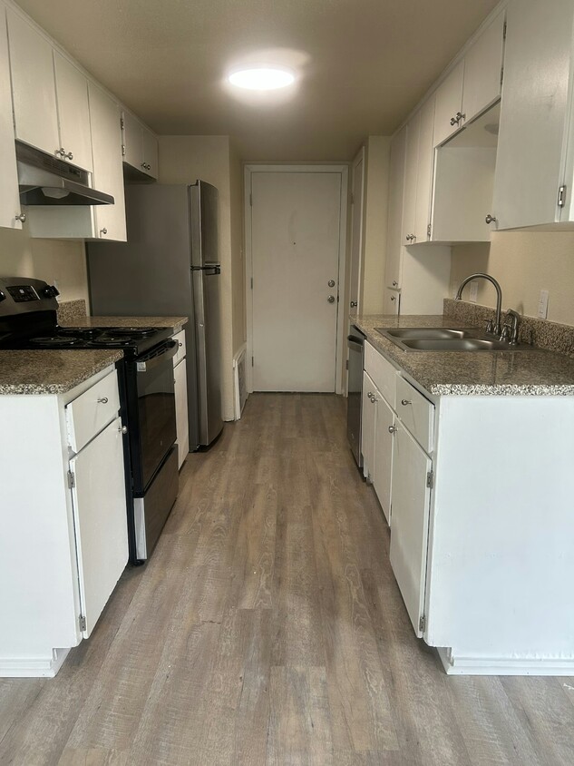 Building Photo - 901 Betsy Ross Dr