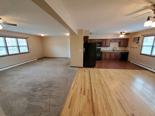 Foto del edificio - 2 Bedroom, 2 Bathroom Upper-Level Duplex