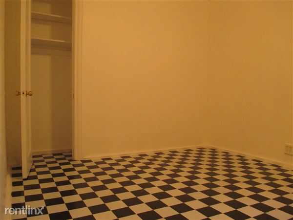 Building Photo - 2600 Creston Ave