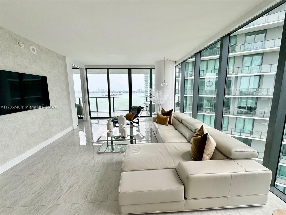 Foto principal - 650 NE 32nd St
