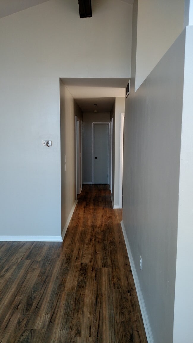 Building Photo - 526 Abbyshire Dr