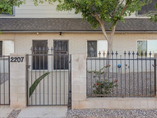Building Photo - 2207 N 9th Ave