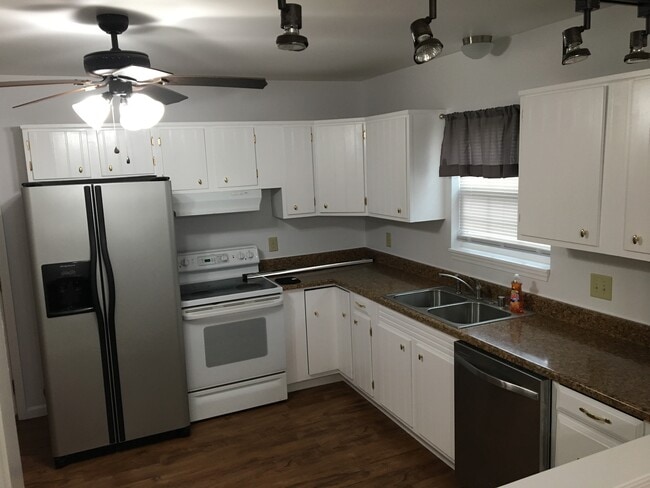 Kitchen - 211 Ecton Rd