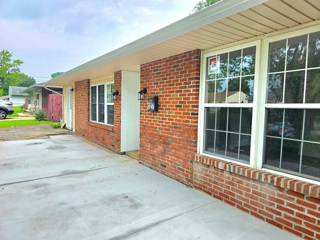 Building Photo - 4Bed/1Bath Available in Newark DE!