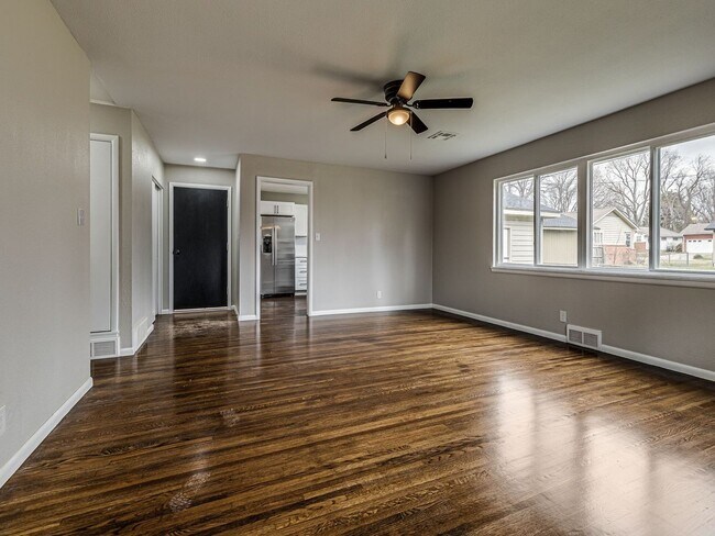 Building Photo - Newly remodeled home