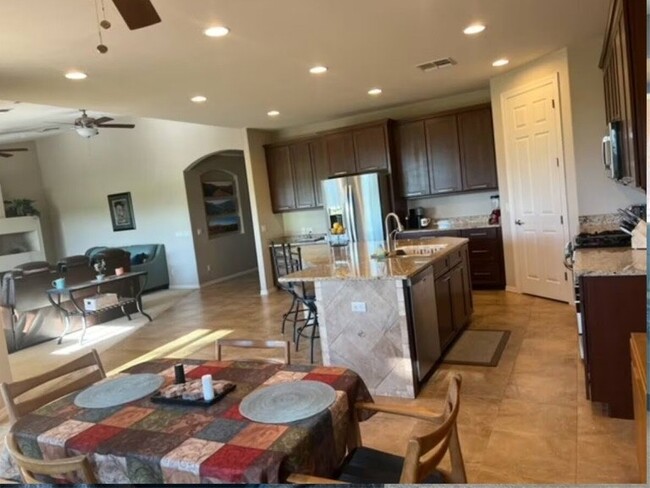 Foto del edificio - 2451 N Snead Dr